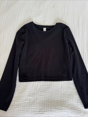 Women's Black Long-Sleeve Cropped Top